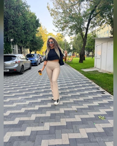 CurlyPixie Foto