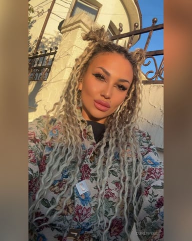 CurlyPixie Foto