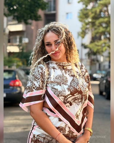 CurlyPixie Foto