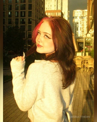 EnisMatthews foto
