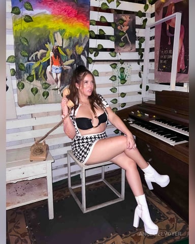 AngelieeVoyer photo