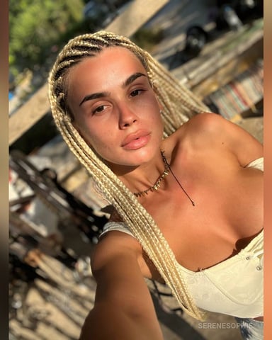 SereneSophie Foto