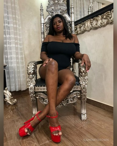 NahomyBrown photo
