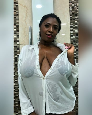 NahomyBrown photo