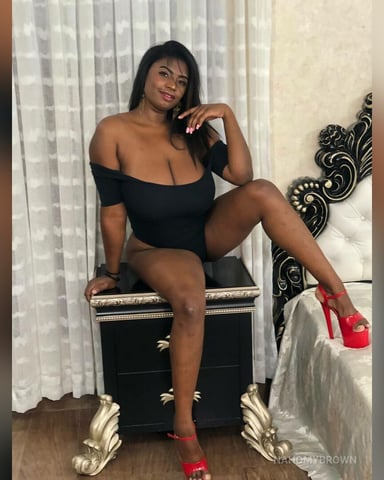NahomyBrown photo