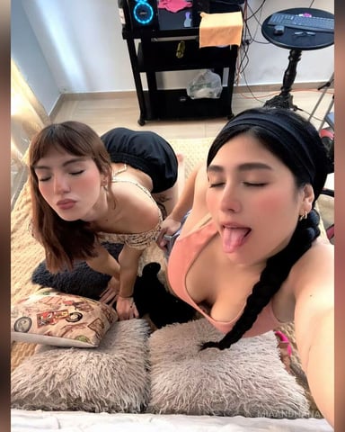 MiaAndHana Foto