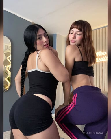 MiaAndHana Foto