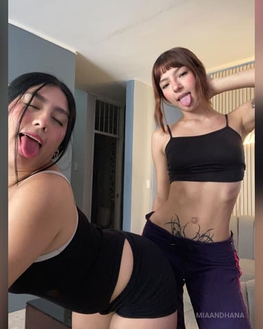 MiaAndHana Foto