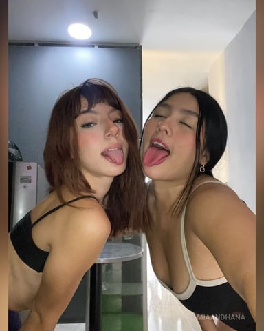 MiaAndHana Foto