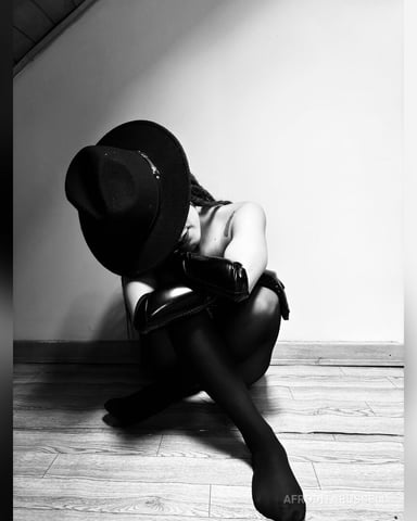 AfroditaRussell photo