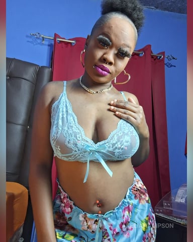 AkeliaHampson foto