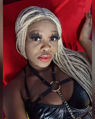 AkeliaHampson foto