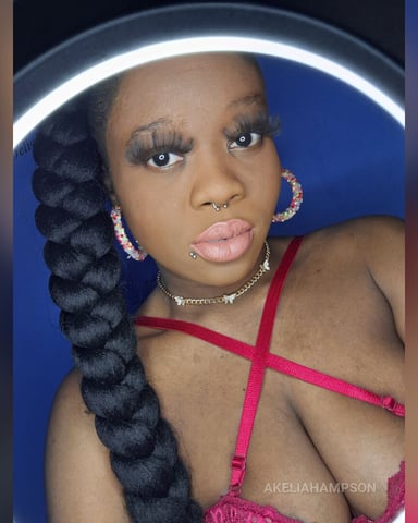 AkeliaHampson foto