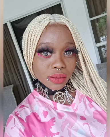 AkeliaHampson foto