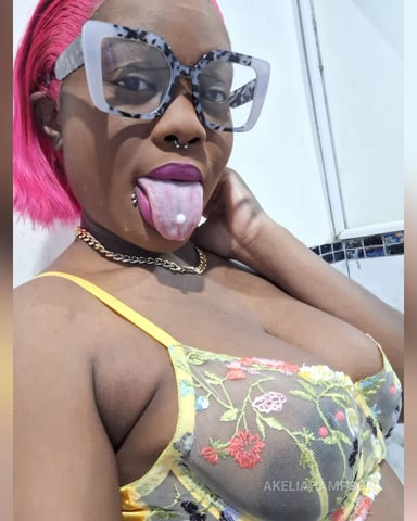 AkeliaHampson foto