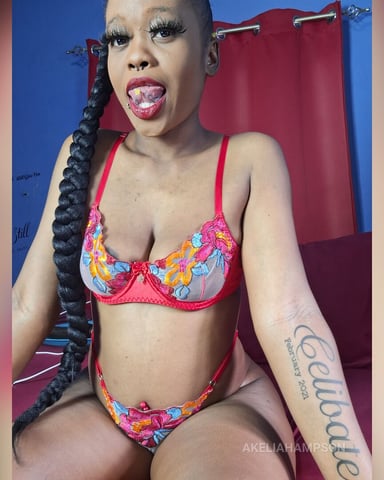 AkeliaHampson foto