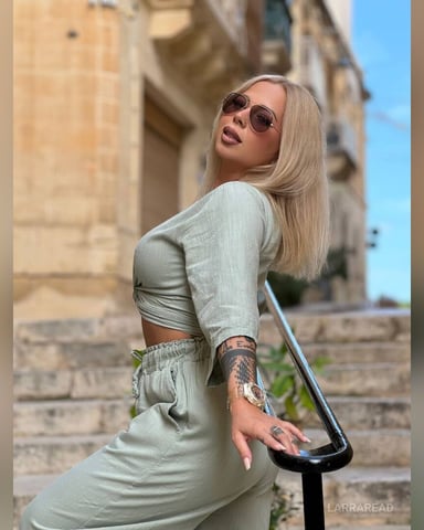 LarraRead photo