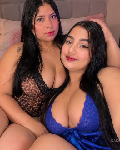 DakotaAndChloe photo