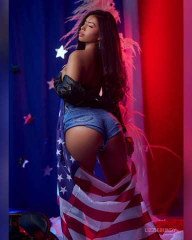 LizzieBundy photo 3