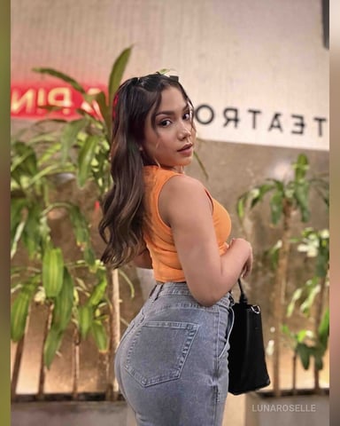 LunaRoselle photo