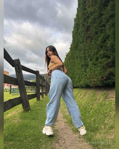 LunaRoselle photo