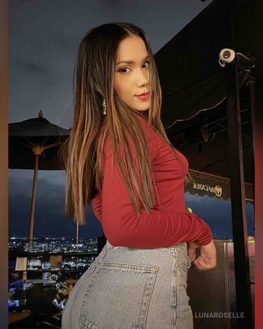LunaRoselle photo