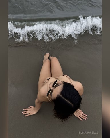 LunaRoselle photo