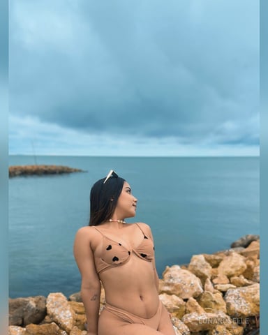 LunaRoselle photo