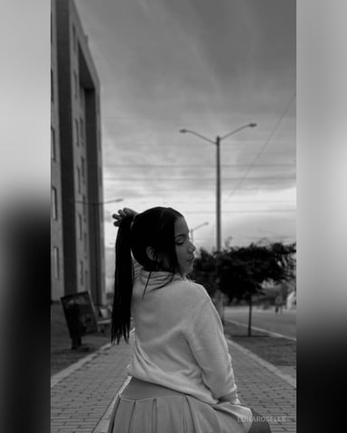 LunaRoselle photo
