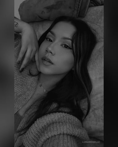 LunaRoselle photo