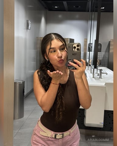 AriaBloomm photo