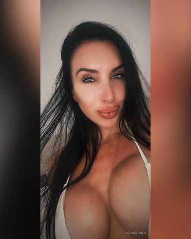 SiennaLoren foto