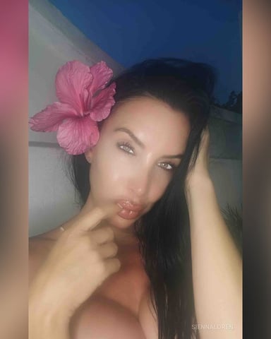 SiennaLoren foto