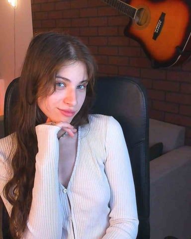EllieCruze photo