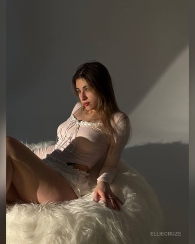 EllieCruze photo