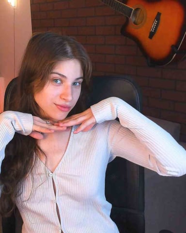 EllieCruze photo