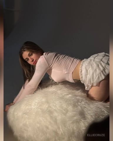 EllieCruze photo