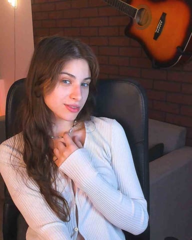 EllieCruze photo