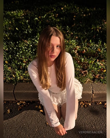 VeronicaAlien photo 3